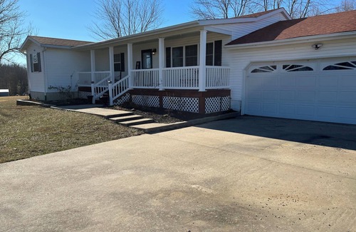 Tebbetts House | Charming 3-bedroom house with WiFi and AC in nice New Bloomfield MO.