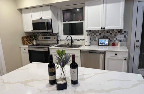 Russells Point House | Charming 3-bedroom house with AC, WiFi Large Yard, Close to Lake