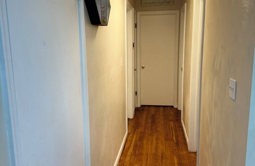 Norfolk - Virginia Beach House | Charming 3-bedroom upstairs unit apartment with WiFi and AC in Virginia Beach!