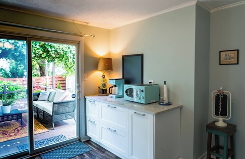 Northwest Cottage | Charming 3-bedroom vintage beach cottage 5 minutes from the Chesapeake Bay!