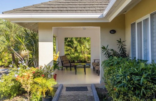 St. Ann's Bay House | Charming 3-bedroom house with WiFi, pool, gym and private beach in St. Ann