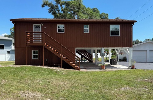 South Pinellas Community Council House | Charming 3-bedroom house with WiFi, AC, & swimming pool in peaceful St. Pete.