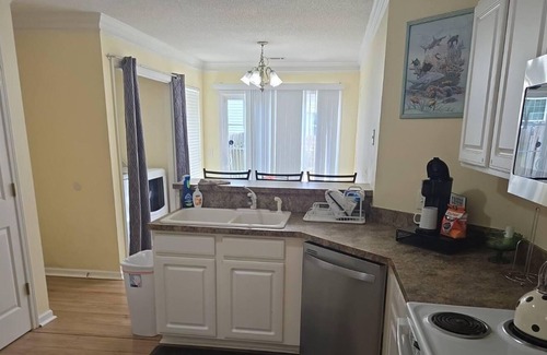 Fleming House | Charming 3-bedroom 1 level floor nhome with summer pool.