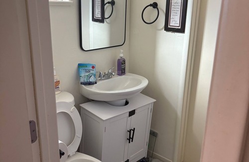 King City House | Charming 3 bedroom, 2 bathroom house in King City with WiFi, Cooling System