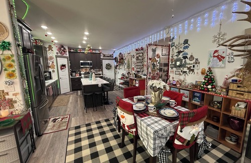 North Pole House | Charming 3-bedroom 2 bathroom house in enchanting North Pole, Christmas Theme!