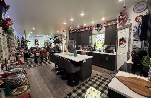 North Pole House | Charming 3-bedroom 2 bathroom house in enchanting North Pole, Christmas Theme!