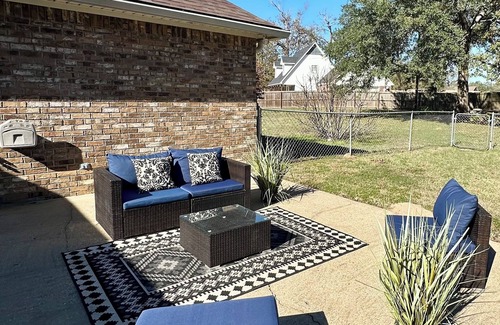 Whitehouse House | Charming 3 bedroom 3.5 bath Handicap Accessible House with Heated Indoor Pool
