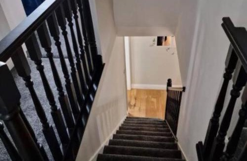 Wythenshawe Apartment | Charming 3 Bedroom Apartment in Wythenshawe Convenient for Manchester Airport and City Centre Free Parking