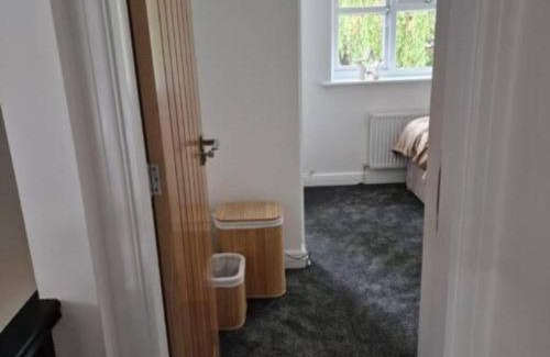 Wythenshawe Apartment | Charming 3 Bedroom Apartment in Wythenshawe Convenient for Manchester Airport and City Centre Free Parking