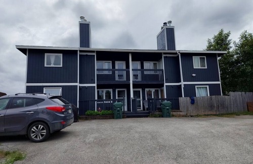 Bayshore - Klatt Apartment | Charming 3-Bedroom Apartment Rental with Balcony and Amenities in Anchorage, AK