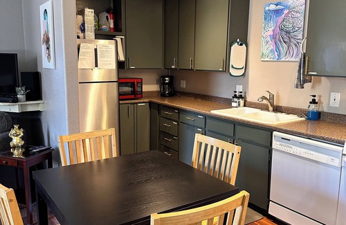 La Grande Apartment | Charming 3-bedroom apartment with WiFi, AC walkable to downtown La Grande