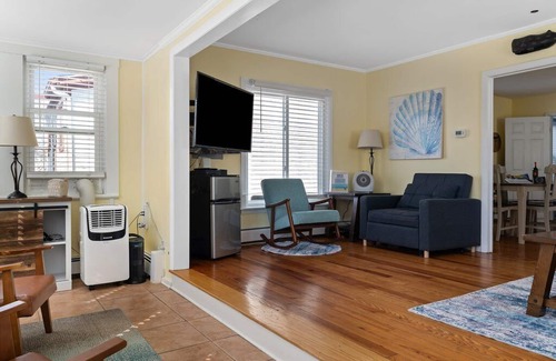 Portsmouth Cottage | Charming 3 Bedroom Beach Cottage near Newport RI!