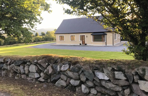 Kenmare House | Charming 3-bedroom bungalow in Kenmare with WiFi access