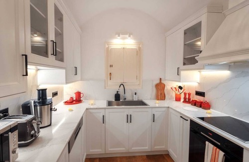 Santorini House | Charming 3-bedroom cave house in enchanting Fira with AC, WiFi, Washer/Dryer