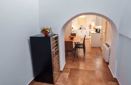 Santorini House | Charming 3-bedroom cave house in enchanting Fira with AC, WiFi, Washer/Dryer