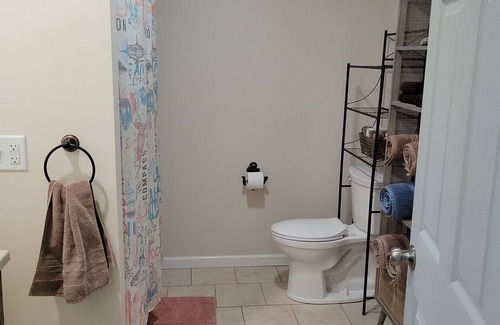 North East Cottage | Charming 3-bedroom cottage in North East with WiFi, AC, Lake Erie Sunsets