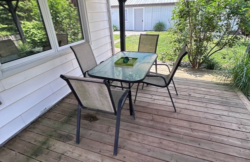 Chatham-Kent Cottage | Charming 3 bedroom cottage, canal access to lake St Clair, family & pet friendly