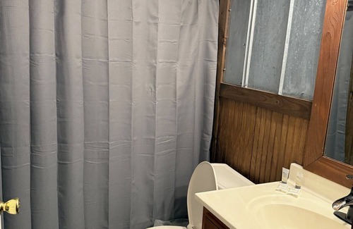 Twin City Cabin | Charming 3-bedroom cabin with WiFi and AC in peaceful Twin City, GA