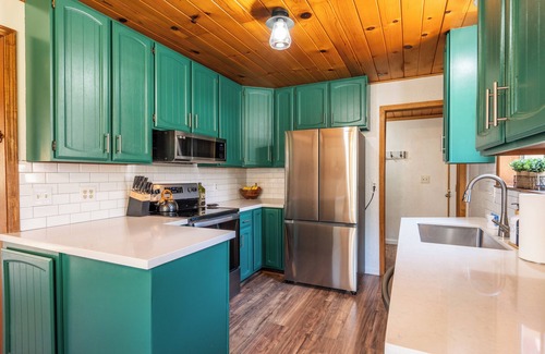 Oakhurst Cabin | Charming 3-bedroom cabin 30 mins from Yosemite, hot tub, fire pit and swing set!