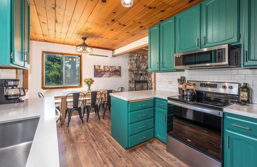 Oakhurst Cabin | Charming 3-bedroom cabin 30 mins from Yosemite, hot tub, fire pit and swing set!
