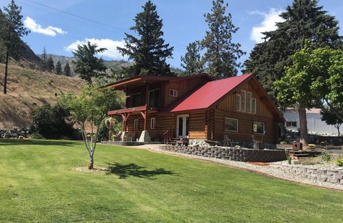 Pateros Cabin | Charming 3-bedroom cabin with WiFi and AC in serene Pateros