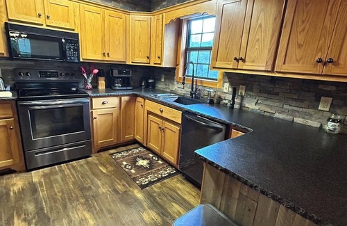 Etoile Cabin | Charming 3-bedroom cabin with AC and WiFi at Barren River Lake in Lucas, KY