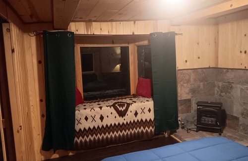 Blue Cabin | Charming 3-bedroom cabin with WiFi, AC in serene Luna on 150 acres of private