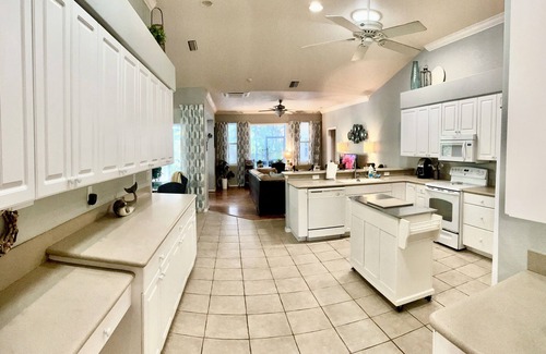 Wimauma Ski Chalet | Charming 3-bedroom chalet with AC and WiFi on an enchanting 3 acres