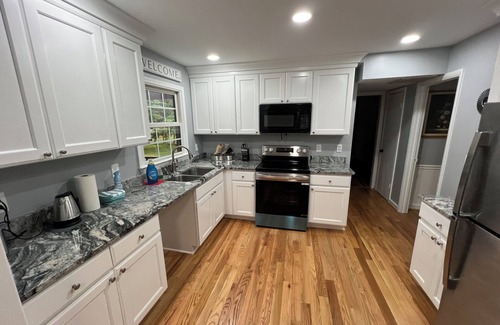 Toddville Road Cottage | Charming 3-bedroom cottage in pleasant Charlotte with AC, WiFinnn