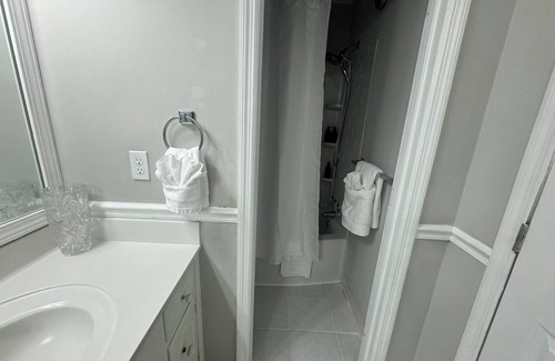Evans Cottage | Charming 3-bedroom Cottage in Martinez with WiFi and AC