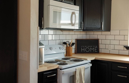 Guthrie Cottage | Charming 3-bedroom cottage with WiFi and AC in delightful downtown Guthrie