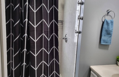 Glen Echo House | Charming 3-bedroom, Entire house in amazing Columbus with free WiFi, AC, Laundry