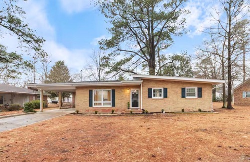Goldsboro House | Charming 3-bedroom estate with AC, WiFi in superb Goldsboro