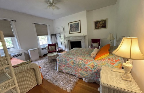 West Bristol Other | Charming 3-bedroom farmhouse in Newportville with fast WiFi and AC
