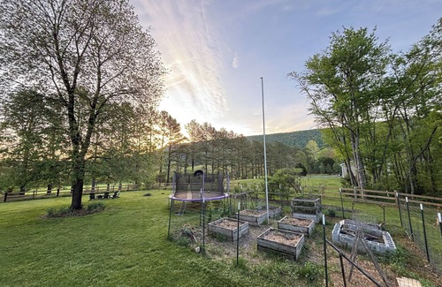 Fishers Hill House | Charming 3-bedroom farm house in Strasburg with WiFi and AC
