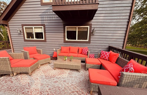 Fishers Hill House | Charming 3-bedroom farm house in Strasburg with WiFi and AC