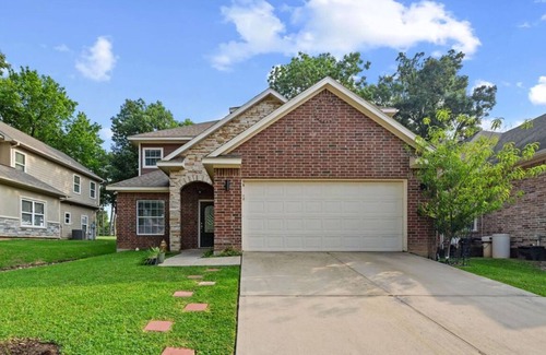 Walden on Lake Conroe House | Charming 3-bedroom house in Lake Conroe, community pool and gym.