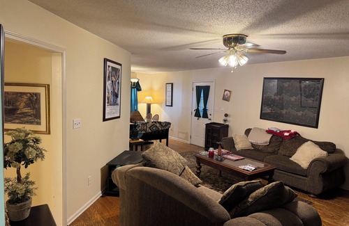 Woodland Hills House | Charming 3-bedroom house with WiFi, AC in delightful Tuscaloosa close to campus