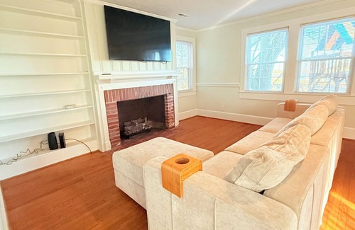 Sea Breeze House | Charming 3-bedroom house with AC and WiFi in Wilmington Sleeps 8