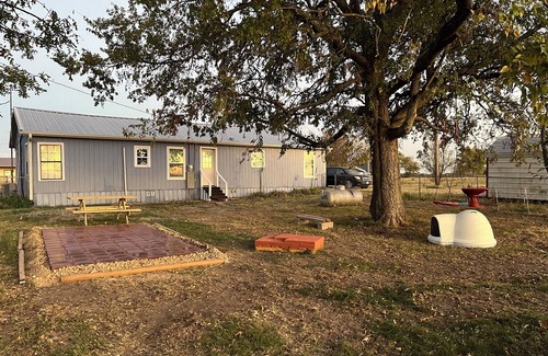 Gober House | Charming 3-bedroom house in delightful Wolfe City with AC, WiFi