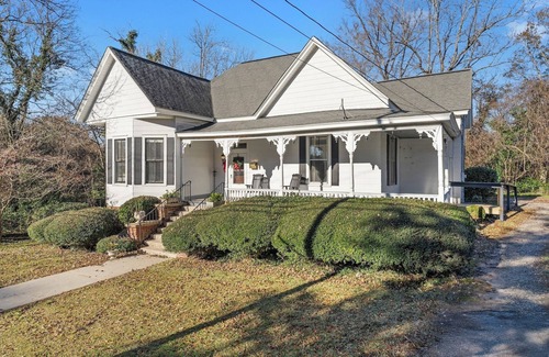 Abbeville House | Charming 3-bedroom historic 1888 cottage located in downtown Abbeville