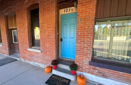 Uniontown House | Charming 3-bedroom historic Brick Loft in Uniontown with WiFi