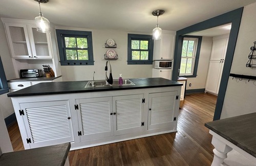 Chesterland House | Charming 3-bedroom historic house with AC and WiFi in lovely Chardon