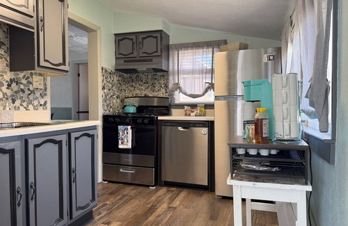 Ashtabula House | Charming 3-bedroom house steps from Lake Shore Park in Ashtabula with WiFi, AC