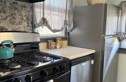 Ashtabula House | Charming 3-bedroom house steps from Lake Shore Park in Ashtabula with WiFi, AC