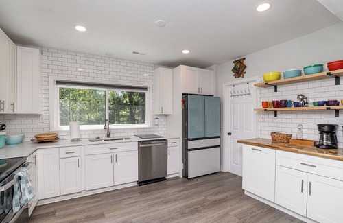 Starmount House | Charming 3-bedroom house with spacious backyard in enjoyable Charlotte.