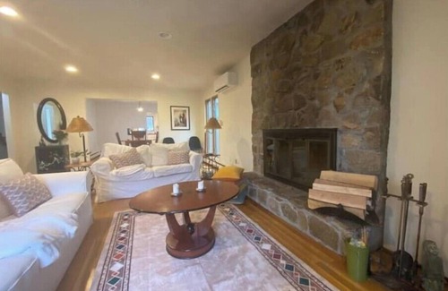 Dartmouth House | Charming 3-bedroom house with AC and WiFi in Dartmouth