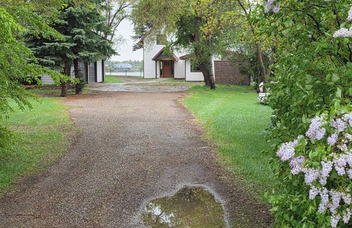 Dickinson House | Charming 3-bedroom house on Patterson lake next to Heart River golf coarse.