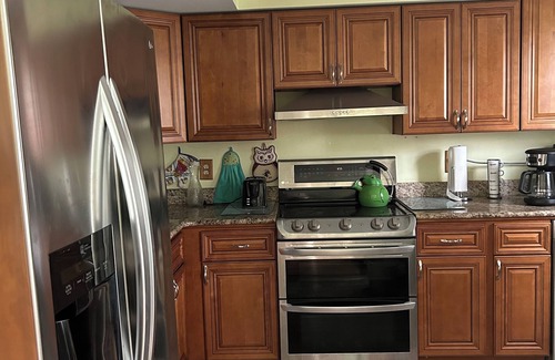 Edgewater House | Charming 3-bedroom house with AC, WiFi in tranquil Edgewater on the bay .