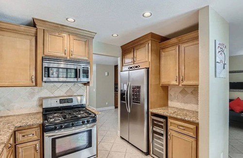 Paradise Valley House | Charming 3-bedroom house in vibrant Las Vegas with WiFi, AC